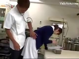 Verpleegster krijgen haar poesje rubbed door specialist en 2 verpleegkundigen bij de surgery