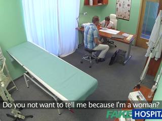 Fakehospital potilas antaa hänen suuri ruskeaverikkö sairaanhoitaja kerma piirakka