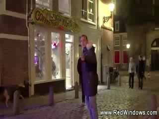 Gelukkig toerist eindelijk krijgt zijn streetwalker in amsterdam