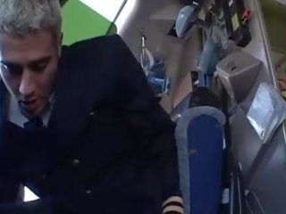 Σκληρά xxx βίντεο με πολύ groovy stewardesses