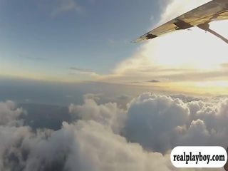 Vigoroso badass bebês água surfing e skydiving em hawaii