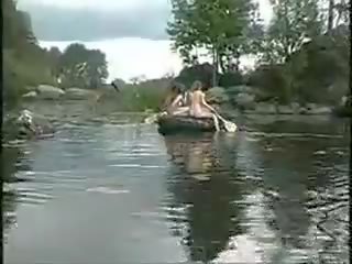 Tre otroligt flickor naken flickor i den djungel på båt för sticka jaga