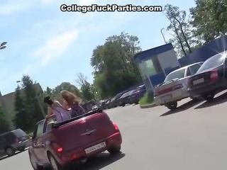 Skolas teritorija adolescent bumped uz the automašīna