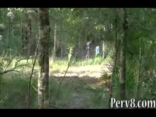 Pistole shooting amatér adolescent v prdeli ven dveře v the les