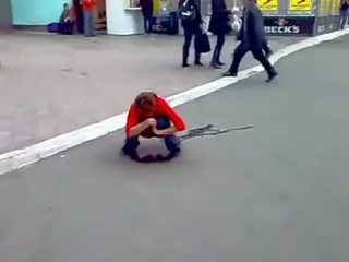 Dronken russisch minnaar urineren in straten
