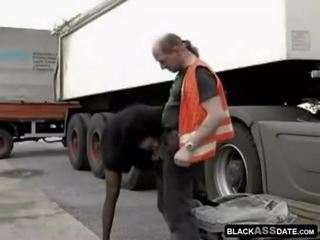 Melnas streetwalker jāšana par full-blown truck vadītājs ārpuses