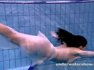 Andrea filmer fin kropp underwater