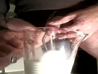 Mjölk inser i pecker och sperma
