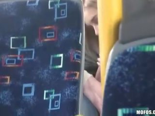 Juvenil films un pareja teniendo x calificación vídeo en la autobús