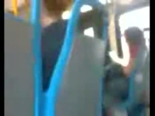 Deze jongeling is gek naar ruk af in de bus