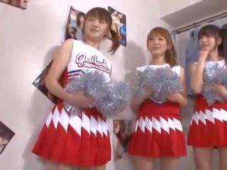Trzy duży cycki japońskie cheerleaders dzielenie się putz