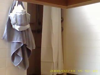 間諜 beguiling 19 年 老 年輕 女人 showering 在 宿舍 浴室