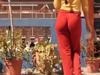 Busty cậu bé tóc nâu thiếu niên hiển thị tắt. ngực, cameltoe & ass!