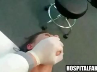 Patienten blir körd och satsen på av henne medic