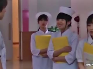 Привабливий азіатська медсестра отримує її манда потер part5
