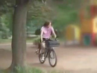 Japonez dragă masturbated în timp ce calarind o specially modified Adult clamă bike!