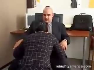 Negra cabeludo reina leone a chupar dela chefe carnudo pénis em o escritório