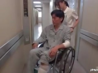 Seductor asiática enfermera va loca