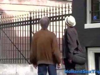 Vecchio turista sembra per sporco clip in amsterdam