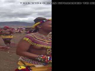 Tettona sud africano ragazze singing e ballo a seno nudo