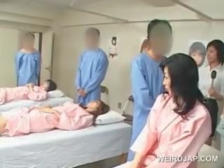 Asiatisk brunette lover slagene hårete penis ved den sykehus