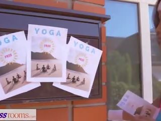 Fitnes kamar porno yoga untuk besar tetek asia lesbian: seks film af