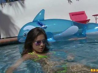 Nina james schitterende ondergoed deity masturberen door een zwembad