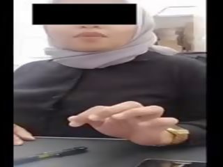 Hijab jauns dāma ar liels bumbulīši heats viņa puika pie darbs līdz vebkāmera