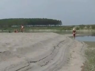 Esposa provocação um strangers em um praia