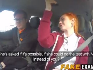 Млад червенокоси harlot путка прегледан при тя driving тест