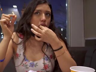 Latina elsker mcdonald’s is krem med sæd på det og en leketøy innsiden henne