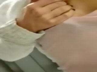 Mladý žena helps mlieko ju priateľ, zadarmo prsia satie xxx video film da