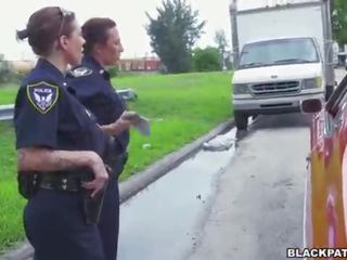 Θηλυκός cops έλξη πέρα μαύρος/η suspect και πιπιλίζουν του prick