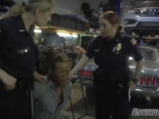 Mekanik mağaza mal sahibi alır onun araç polished tarafından kısa saç kadın polisler