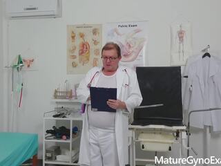 Physique examen et chatte doigtage de tchèque peasant femme: gynécologue fétichisme full-blown adulte vidéo
