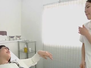 Japansk lesbisk desirable spitting massasje klinikk subtitled