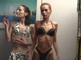 Anorexic gadis pose di pakaian renang dan meregang untuk itu kamera