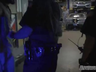 Μηχανικός κατάστημα owner παίρνει του tool polished με καυλωμένος/η θηλυκός cops