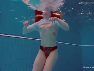 Underwater simning skönhet alice bulbul