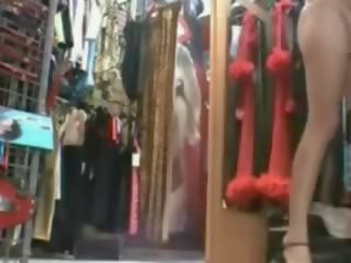 Fransk kone ved kjønn video butikk prøver på outfits og knulling