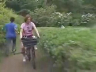 Japonez damsel masturbated în timp ce calarind o specially modified xxx film bike!