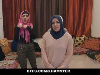 Bffs - 害羞 沒經驗 poonjab 女孩 他媽的 在 他們的 hijabs