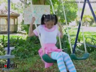 Amatør boxxx - asiatisk skole datter onanerer i playground