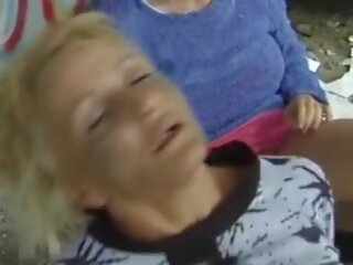 에이 그룹 의 탐욕 한 독일의 숙녀 점점 엿 로 약 단단한 샤프트 옥외